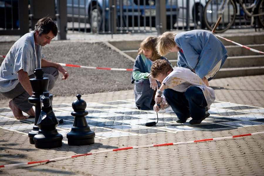 Das Spielfeld für die großen Freiland-Schachfiguren zeichneten Montessorischulleiter Johannes Bauer und die Schüler des ersten Schachprojektes selbst. (Foto: Susanne Krauss) Das Spielfeld für die großen Freiland-Schachfiguren zeichneten Montessorischulleiter Johannes Bauer und die Schüler des ersten Schachprojektes selbst. (Foto: Susanne Krauss)