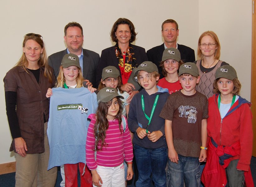 Bundesverbraucherministerin Ilse Aigner freute sich sehr über den Besuch der Schülerinnen und Schüler aus Gilching. Mit dabei waren die stellvertretende Schulleiterin Susanne Brückner (rechts), Projektleiterin Lena de Riese (links), Dr. Johannes Bender vo Bundesverbraucherministerin Ilse Aigner freute sich sehr über den Besuch der Schülerinnen und Schüler aus Gilching. Mit dabei waren die stellvertretende Schulleiterin Susanne Brückner (rechts), Projektleiterin Lena de Riese (links), Dr. Johannes Bender vo